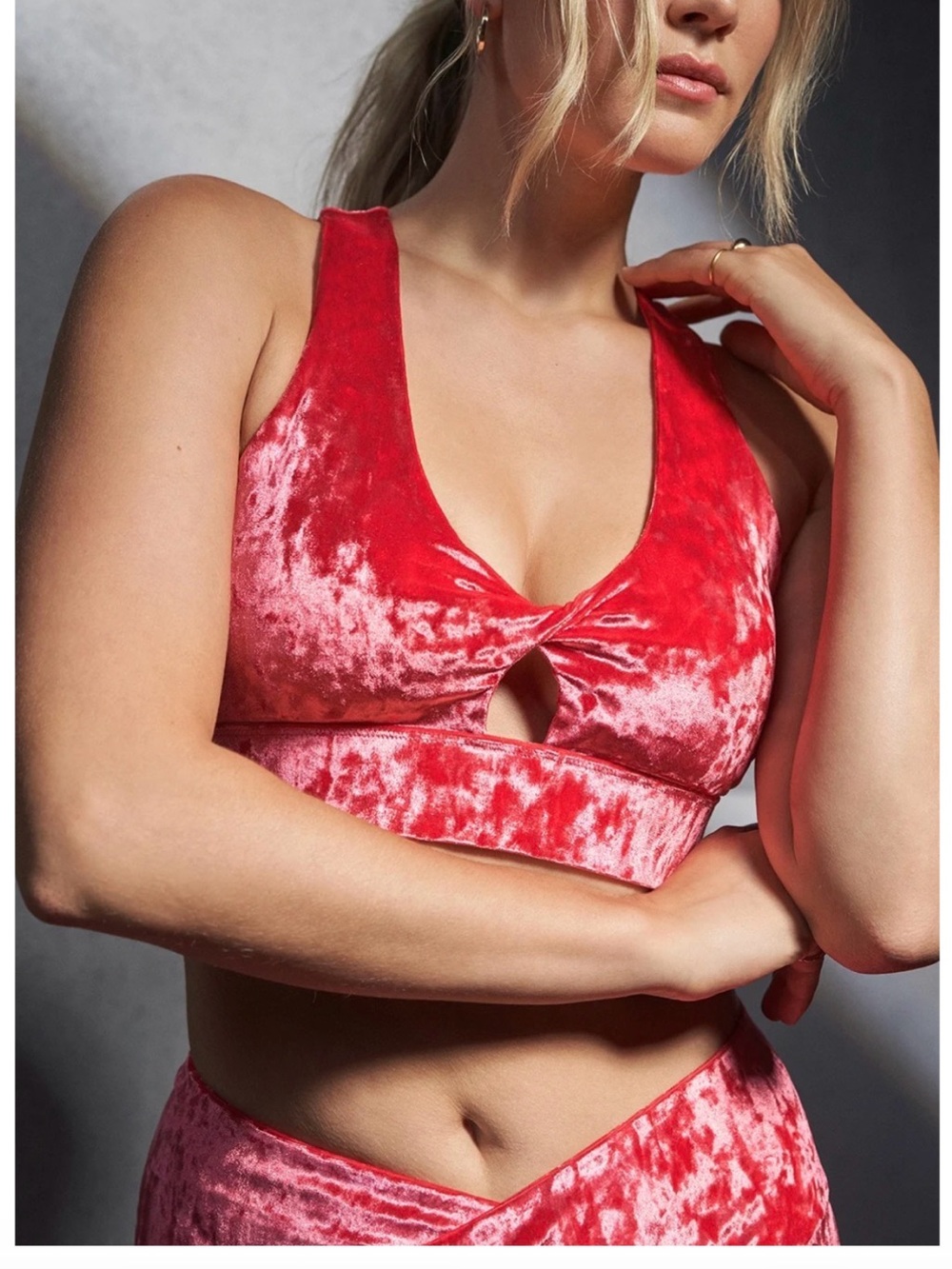NWT Fabletics Oasis Crushed Velour Twist Sports Bra Strawberry Red Size L